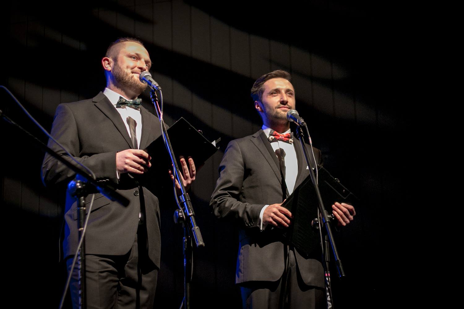 Dwóch konferansjerów na scenie