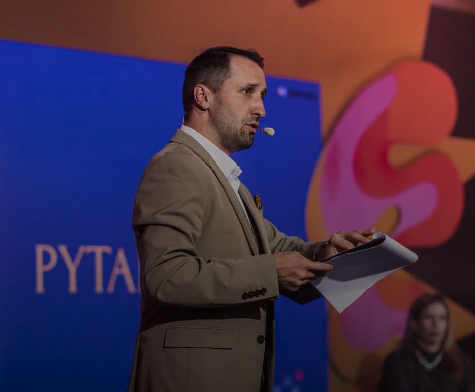Konferansjer na konferencji