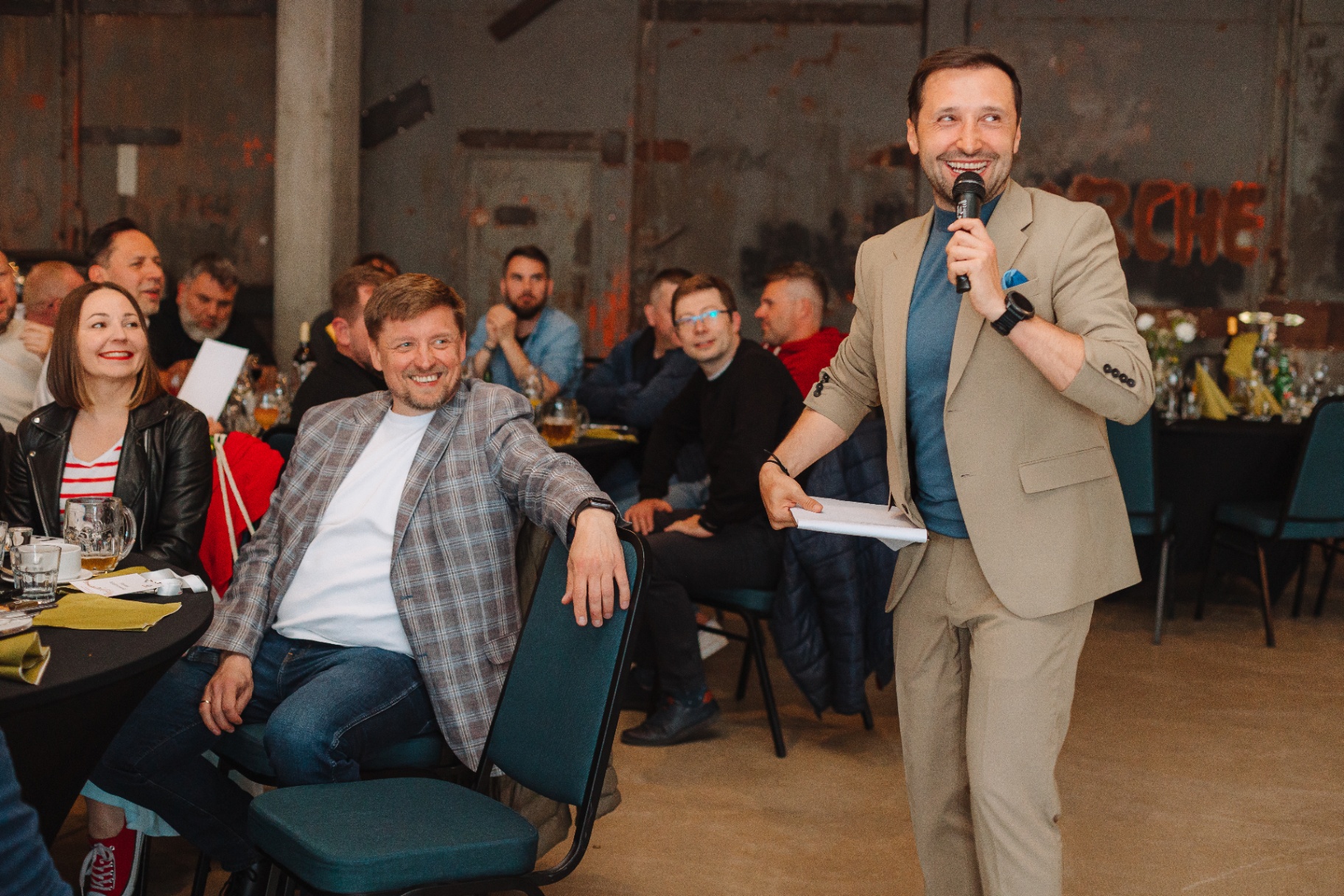 Konferansjer wśród gości wieczornego eventu