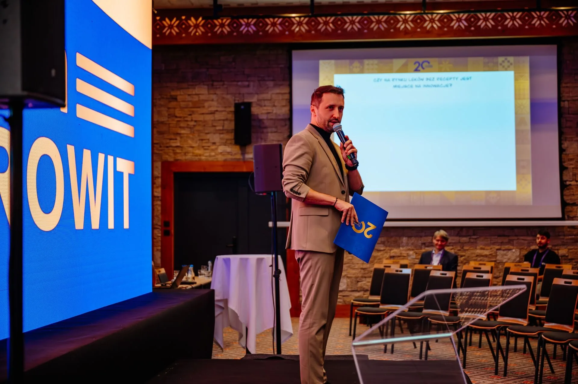Konferansjer prowadzący konferencję branżową