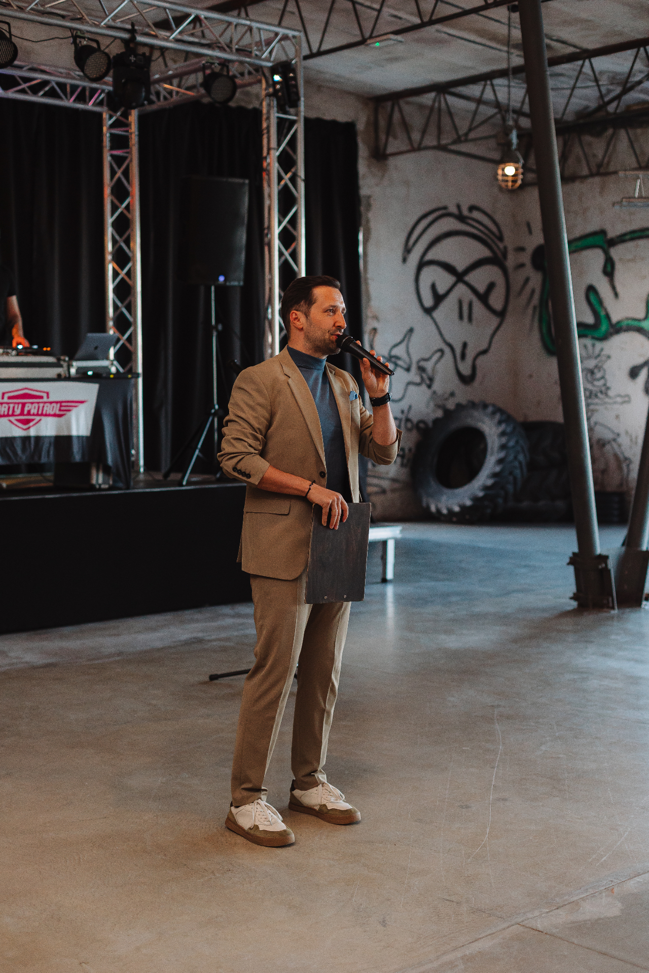 Konferansjer na evencie w industrialnej przestrzeni