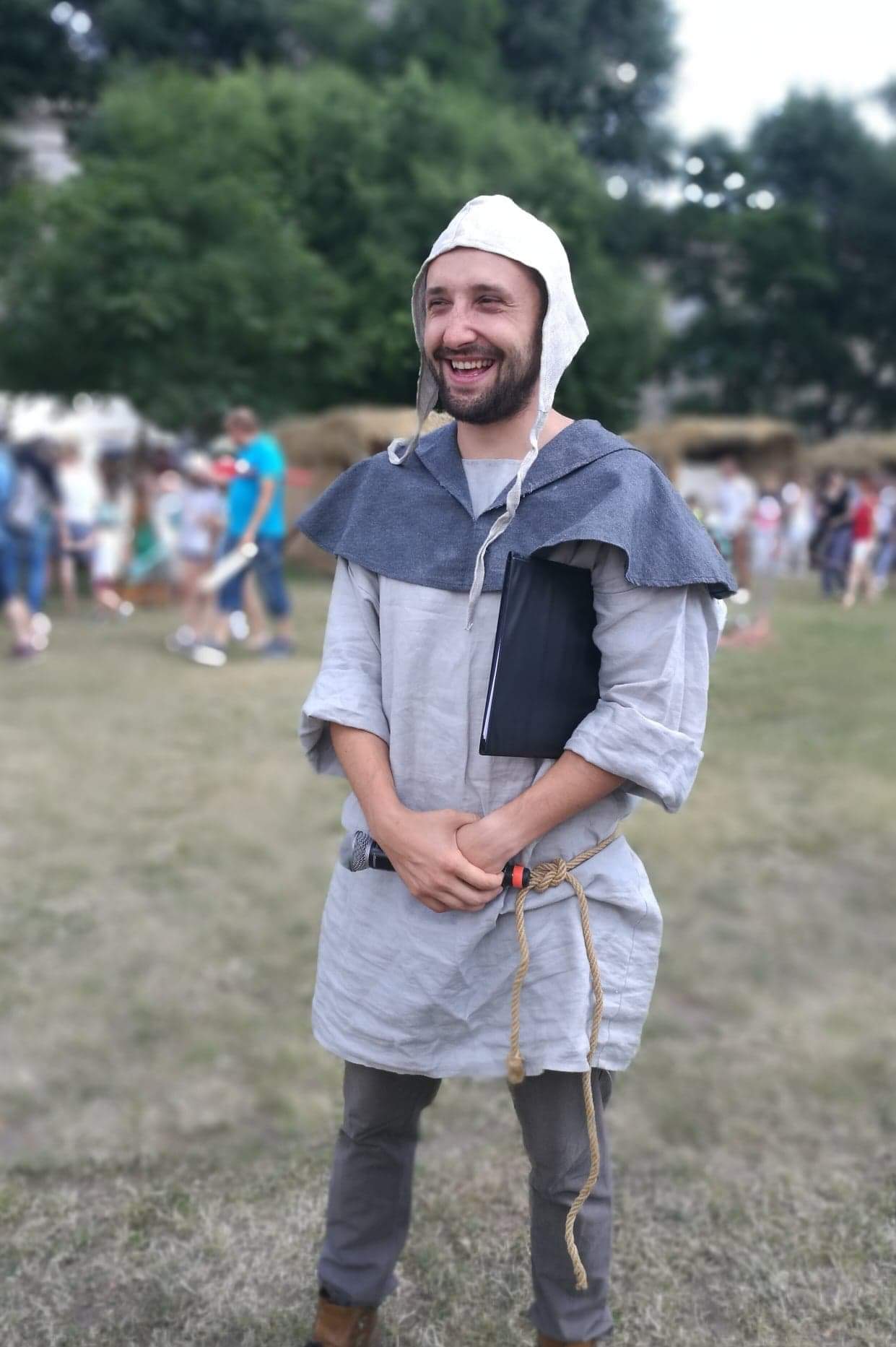 Konferansjer podczas pikniku tematycznego