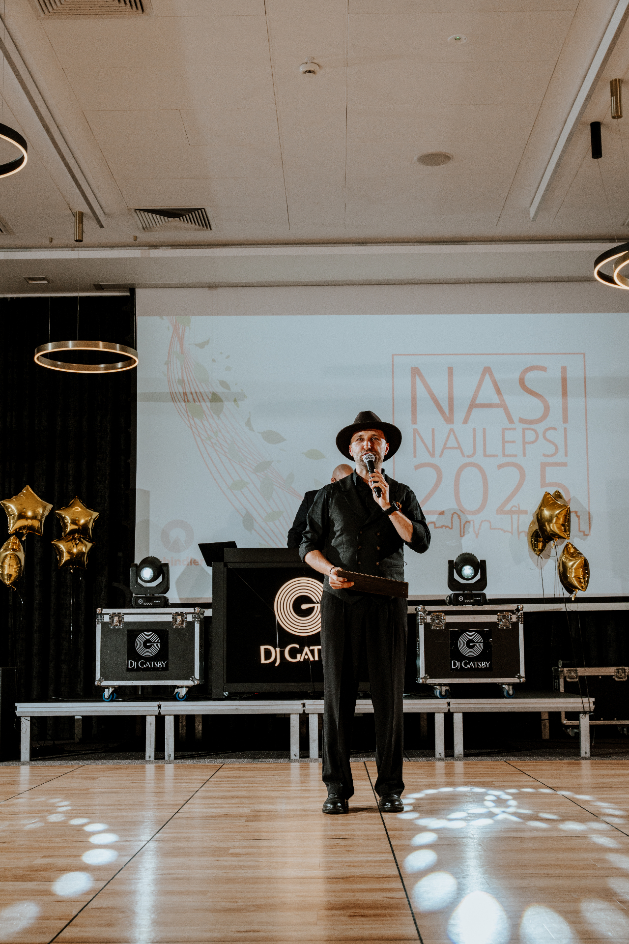 Konferansjer podczas gali Nasi Najlepsi 2025